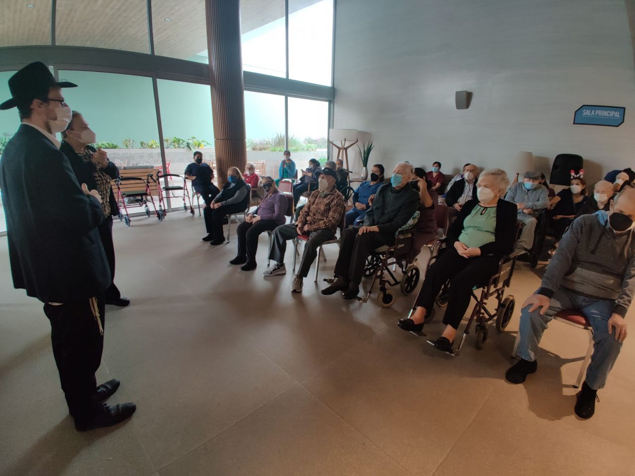 השלוחים בהפצת בשורת הגאולה לפני הקשישים